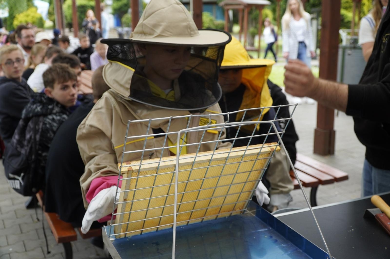 Zdjęcie w galerii na portalu naszraciborz.pl: Eko-rajd rowerowy i Światowy Dzień Pszczoły na Kempingu Obora wiadomości z regionu