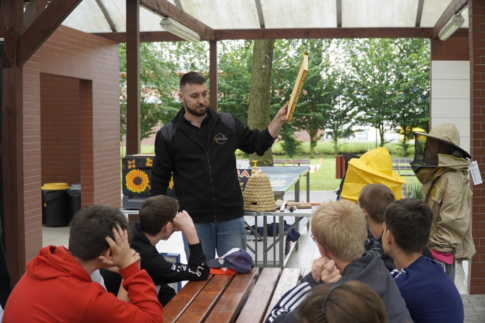 Zdjęcie w galerii na portalu naszraciborz.pl: Eko-rajd rowerowy i Światowy Dzień Pszczoły na Kempingu Obora wiadomości z regionu