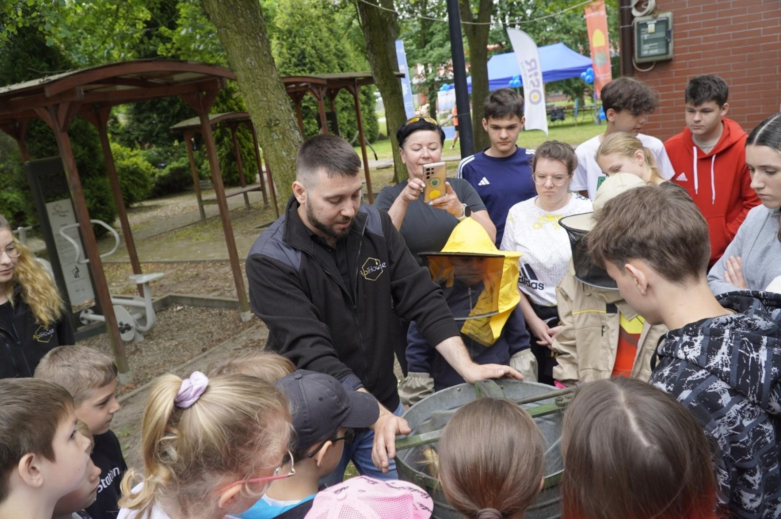 Zdjęcie w galerii na portalu naszraciborz.pl: Eko-rajd rowerowy i Światowy Dzień Pszczoły na Kempingu Obora wiadomości z regionu