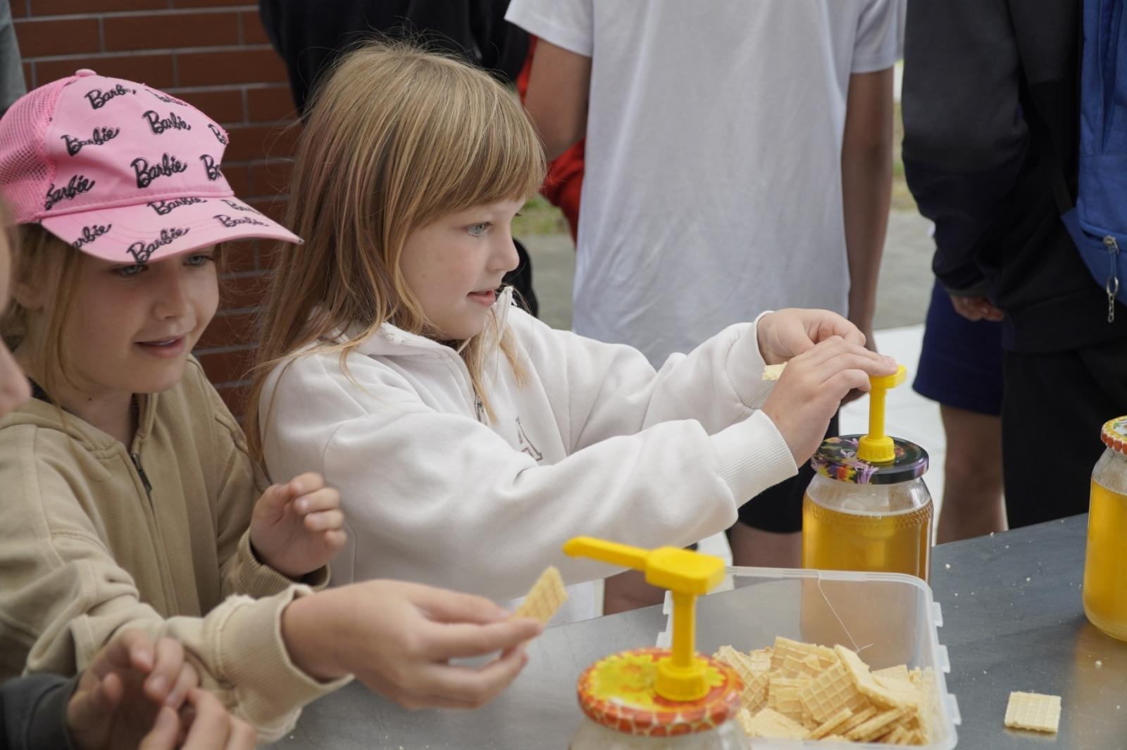 Zdjęcie w galerii na portalu naszraciborz.pl: Eko-rajd rowerowy i Światowy Dzień Pszczoły na Kempingu Obora wiadomości z regionu