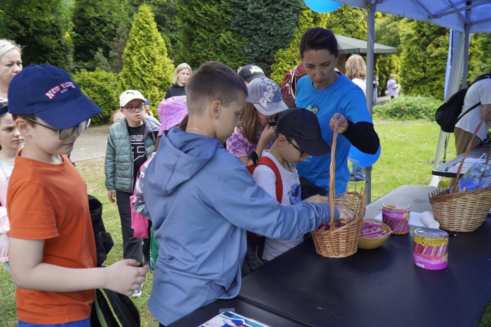 Zdjęcie w galerii na portalu naszraciborz.pl: Eko-rajd rowerowy i Światowy Dzień Pszczoły na Kempingu Obora wiadomości z regionu