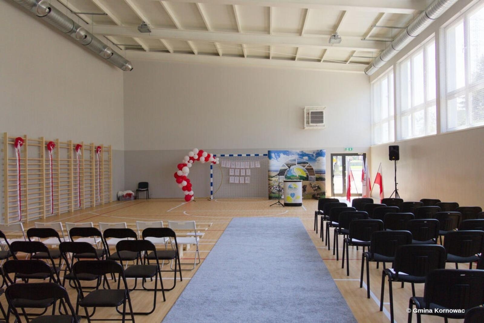 Zdjęcie w galerii na portalu naszraciborz.pl: Nowoczesna baza sportowa w Pogrzebieniu. Powstała nowa sala gimnastyczna wiadomości z regionu