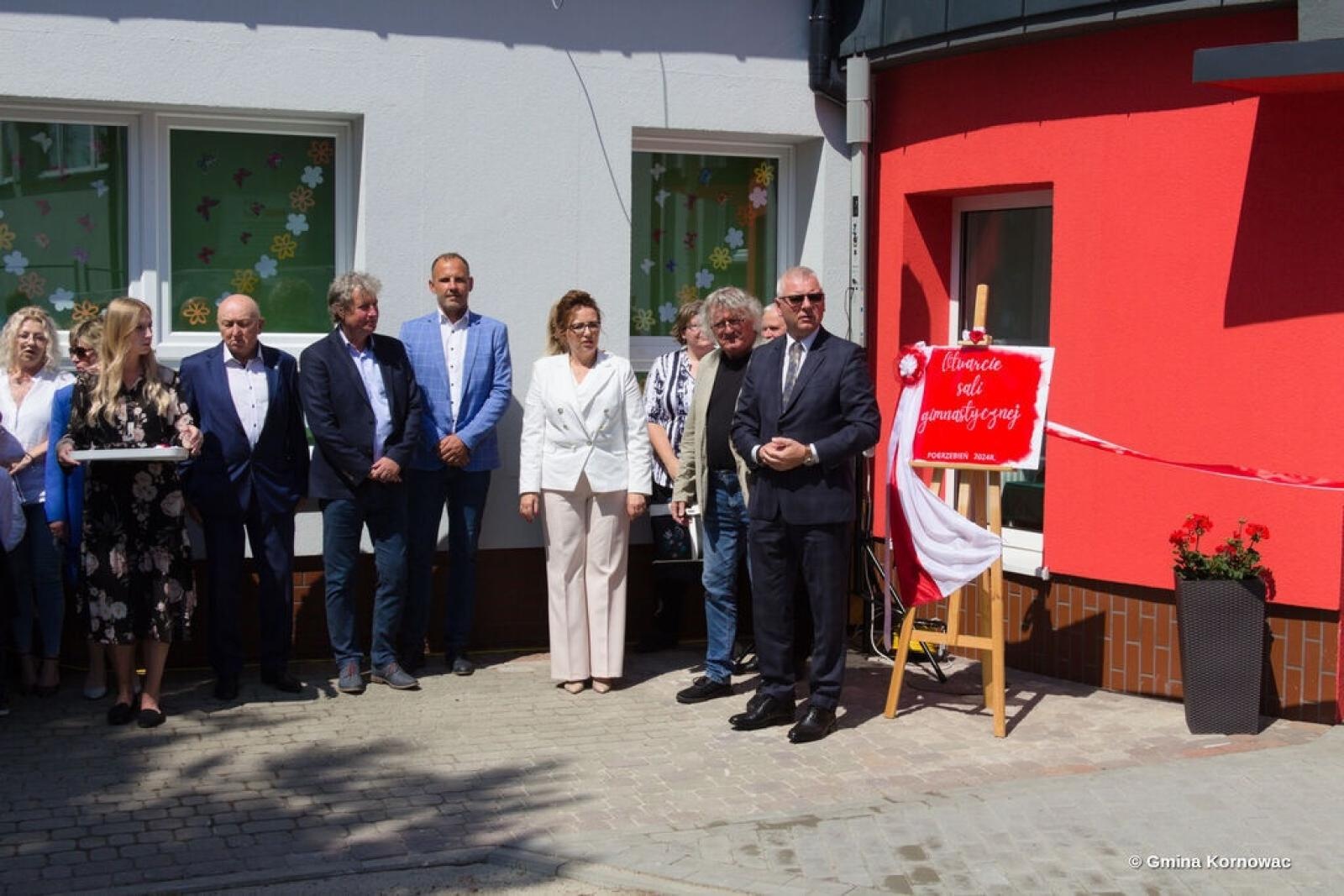 Zdjęcie w galerii na portalu naszraciborz.pl: Nowoczesna baza sportowa w Pogrzebieniu. Powstała nowa sala gimnastyczna wiadomości z regionu