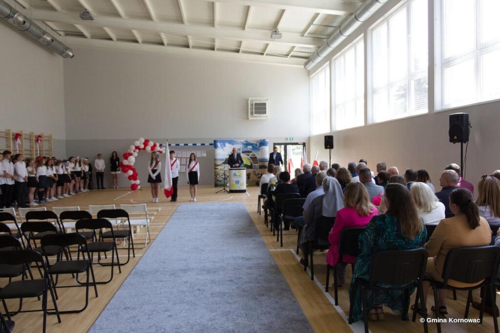 Zdjęcie w galerii na portalu naszraciborz.pl: Nowoczesna baza sportowa w Pogrzebieniu. Powstała nowa sala gimnastyczna wiadomości z regionu