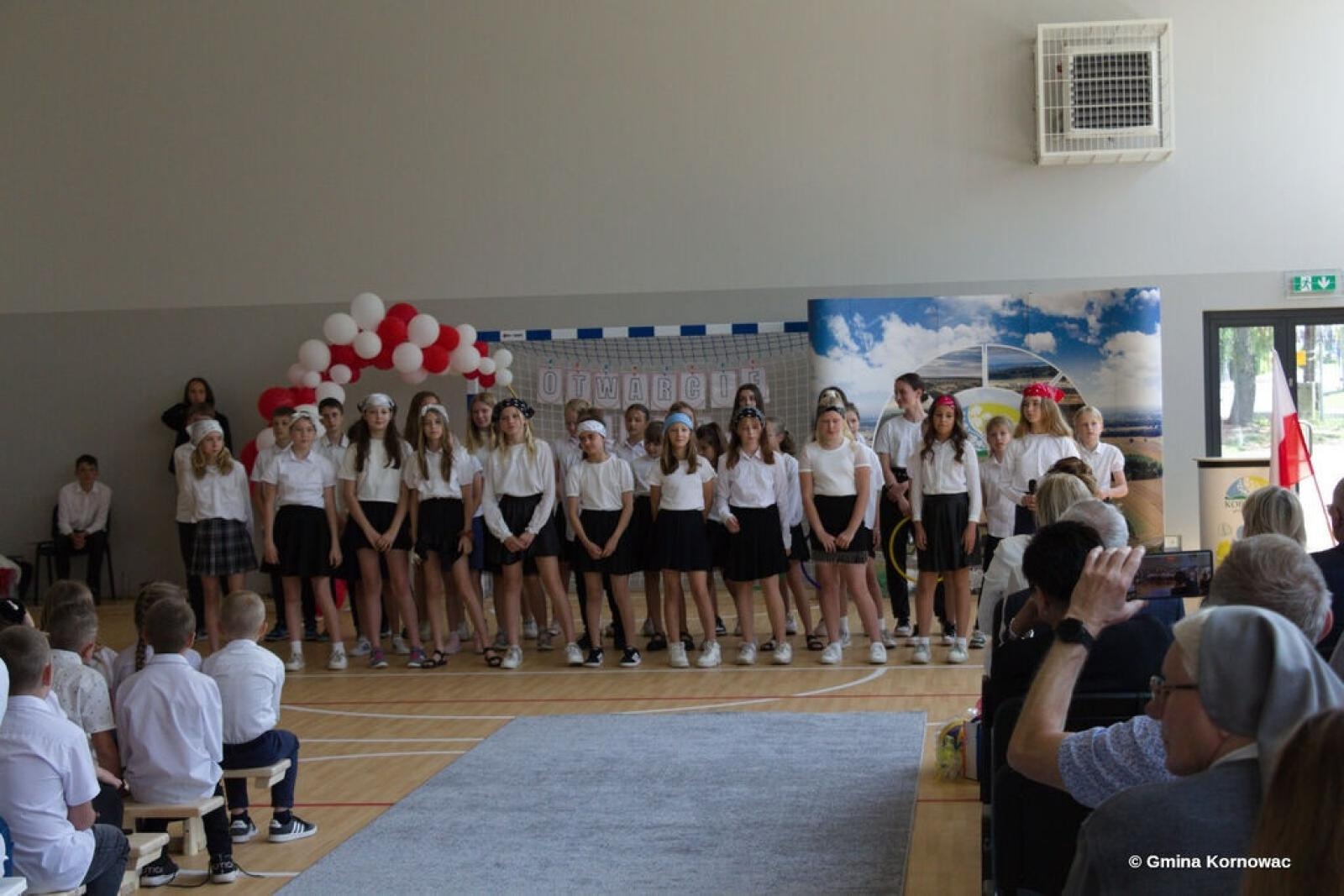 Zdjęcie w galerii na portalu naszraciborz.pl: Nowoczesna baza sportowa w Pogrzebieniu. Powstała nowa sala gimnastyczna wiadomości z regionu