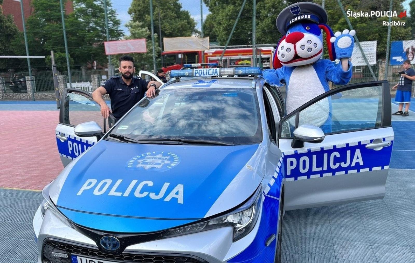 Zdjęcie w galerii na portalu naszraciborz.pl: Piknik ze Sznupkiem i policjantami w SP 4 wiadomości z regionu