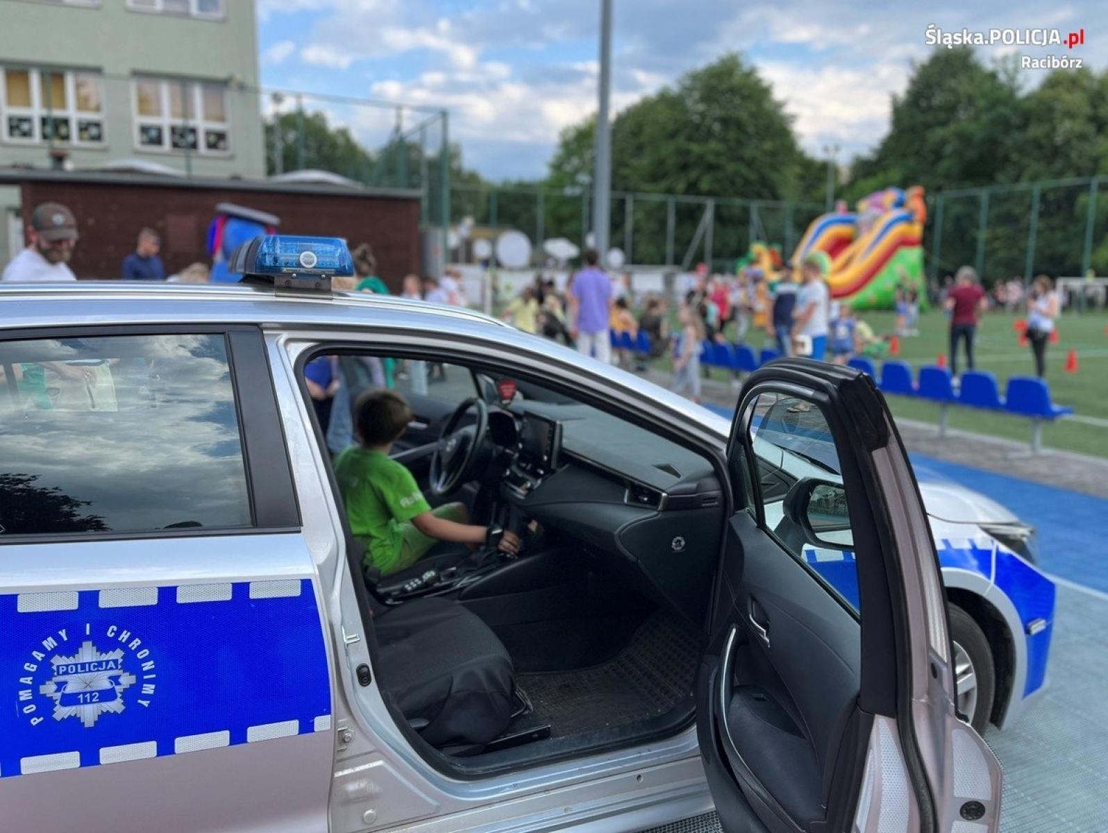 Zdjęcie w galerii na portalu naszraciborz.pl: Piknik ze Sznupkiem i policjantami w SP 4 wiadomości z regionu