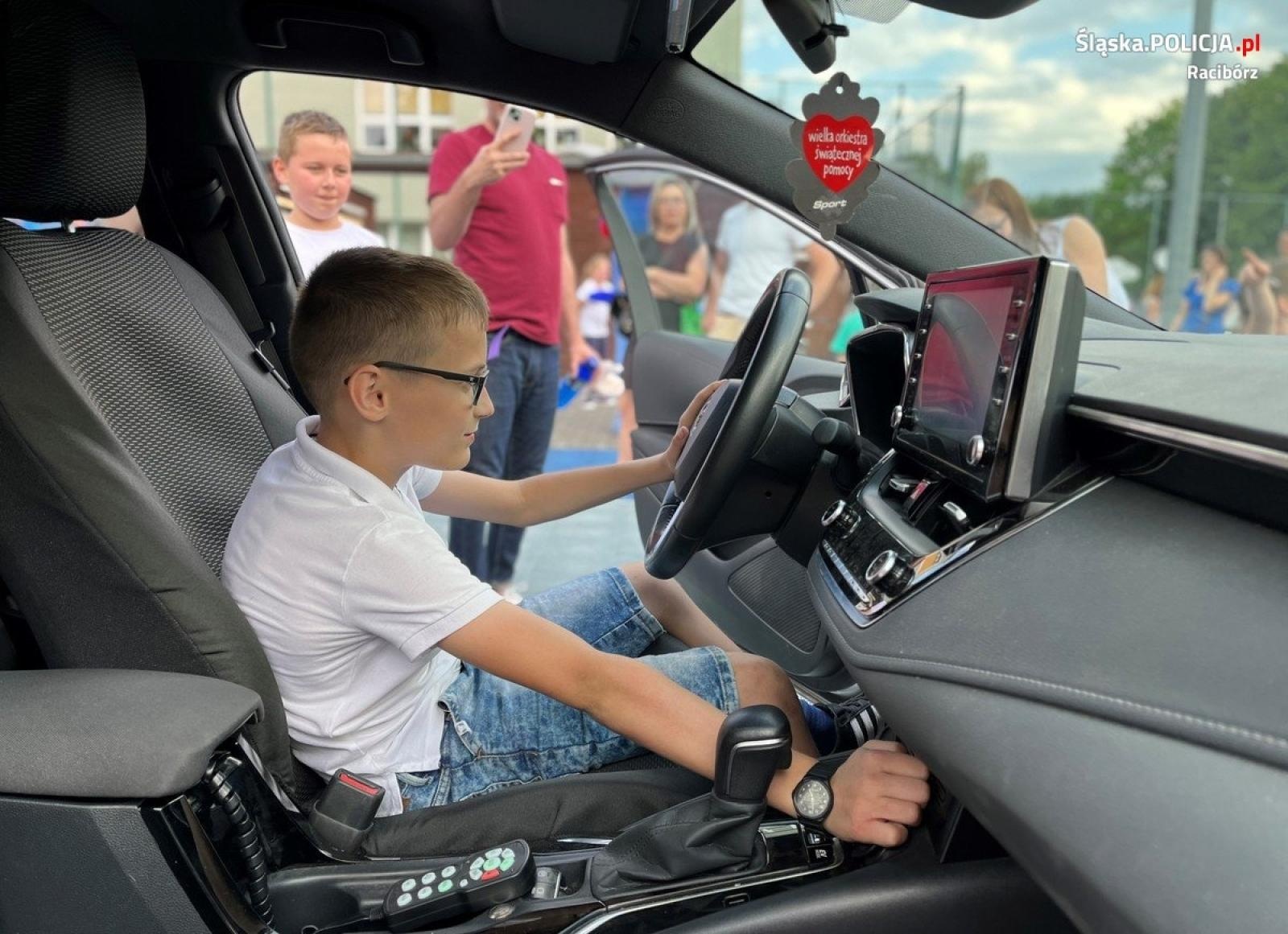 Zdjęcie w galerii na portalu naszraciborz.pl: Piknik ze Sznupkiem i policjantami w SP 4 wiadomości z regionu