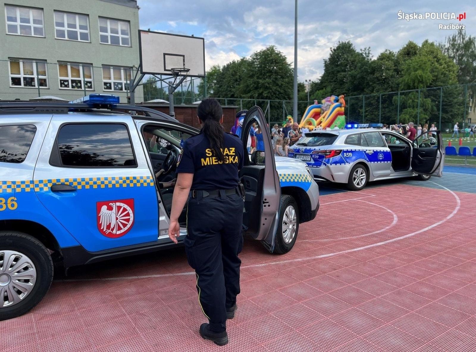 Zdjęcie w galerii na portalu naszraciborz.pl: Piknik ze Sznupkiem i policjantami w SP 4 wiadomości z regionu