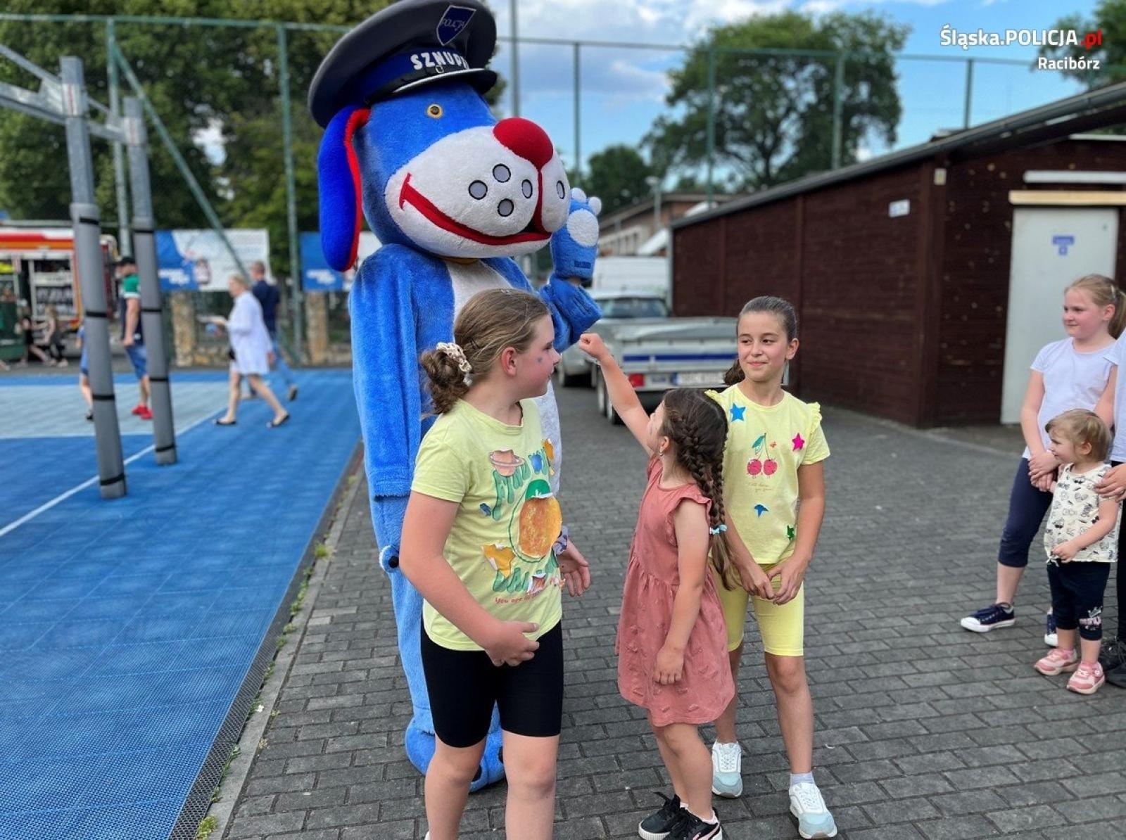 Zdjęcie w galerii na portalu naszraciborz.pl: Piknik ze Sznupkiem i policjantami w SP 4 wiadomości z regionu