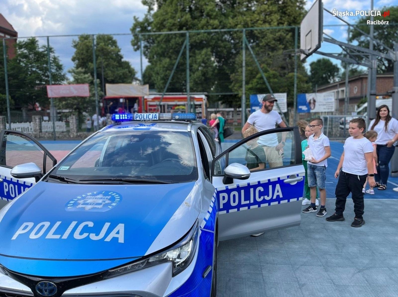 Zdjęcie w galerii na portalu naszraciborz.pl: Piknik ze Sznupkiem i policjantami w SP 4 wiadomości z regionu