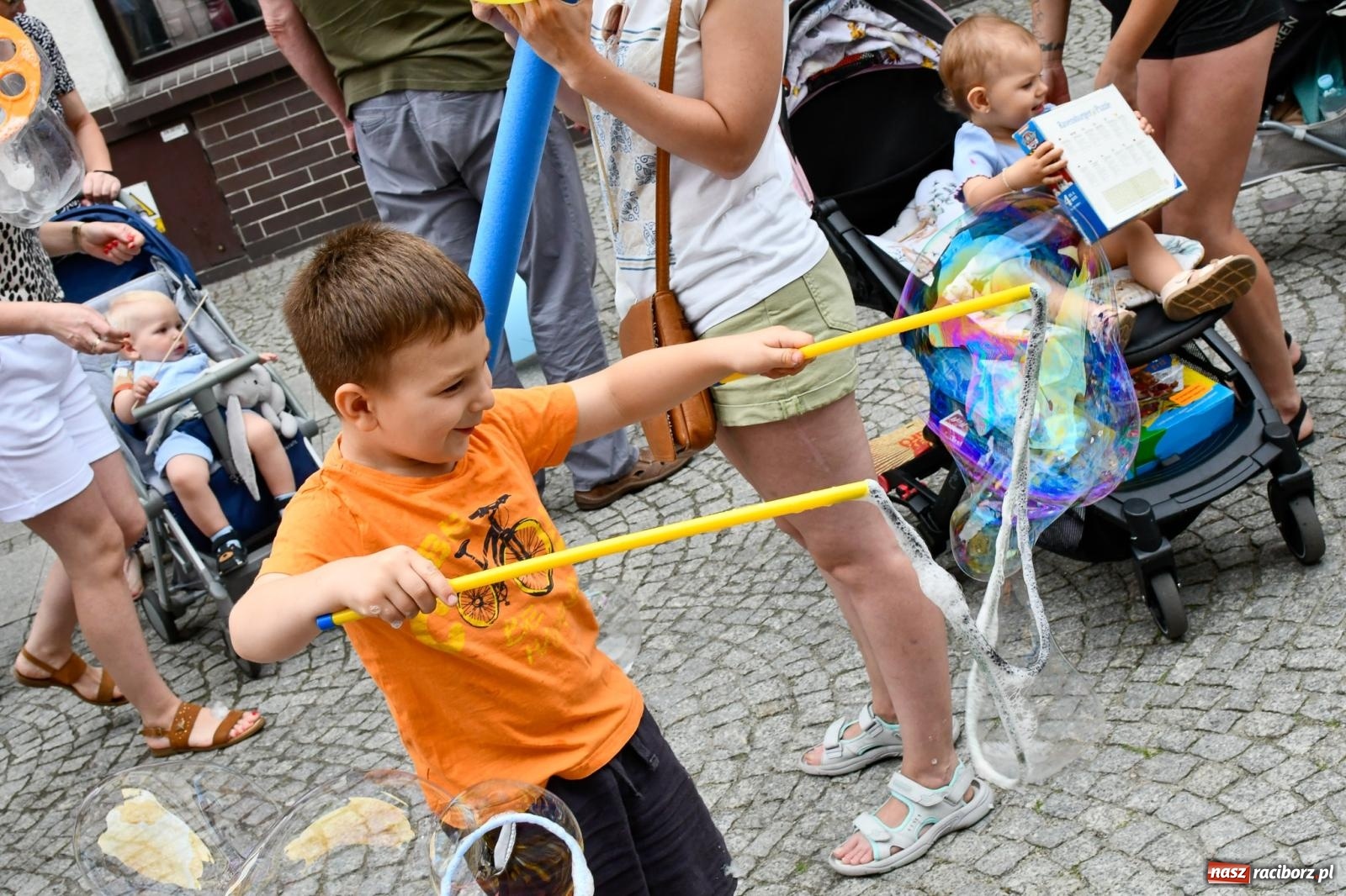 Zdjęcie w galerii na portalu naszraciborz.pl: Tłumy na Długiej. Kolejny udany Dzień Dziecka wiadomości z regionu
