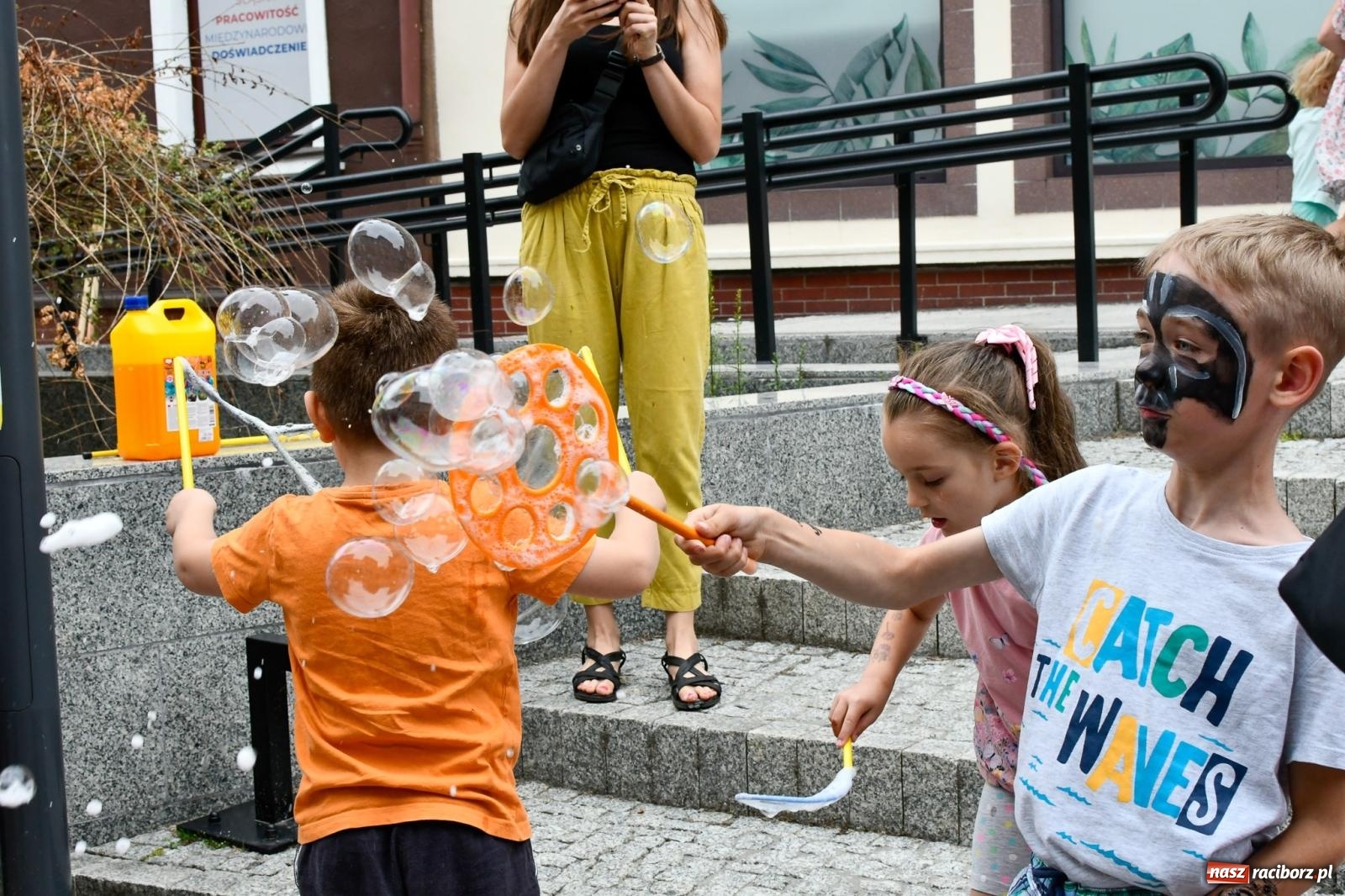 Zdjęcie w galerii na portalu naszraciborz.pl: Tłumy na Długiej. Kolejny udany Dzień Dziecka wiadomości z regionu