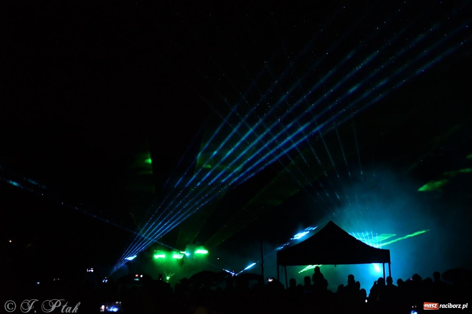 Zdjęcie w galerii na portalu naszraciborz.pl: Gwiezdny szturm i laserowe show w parku im. Miasta Roth wiadomości z regionu