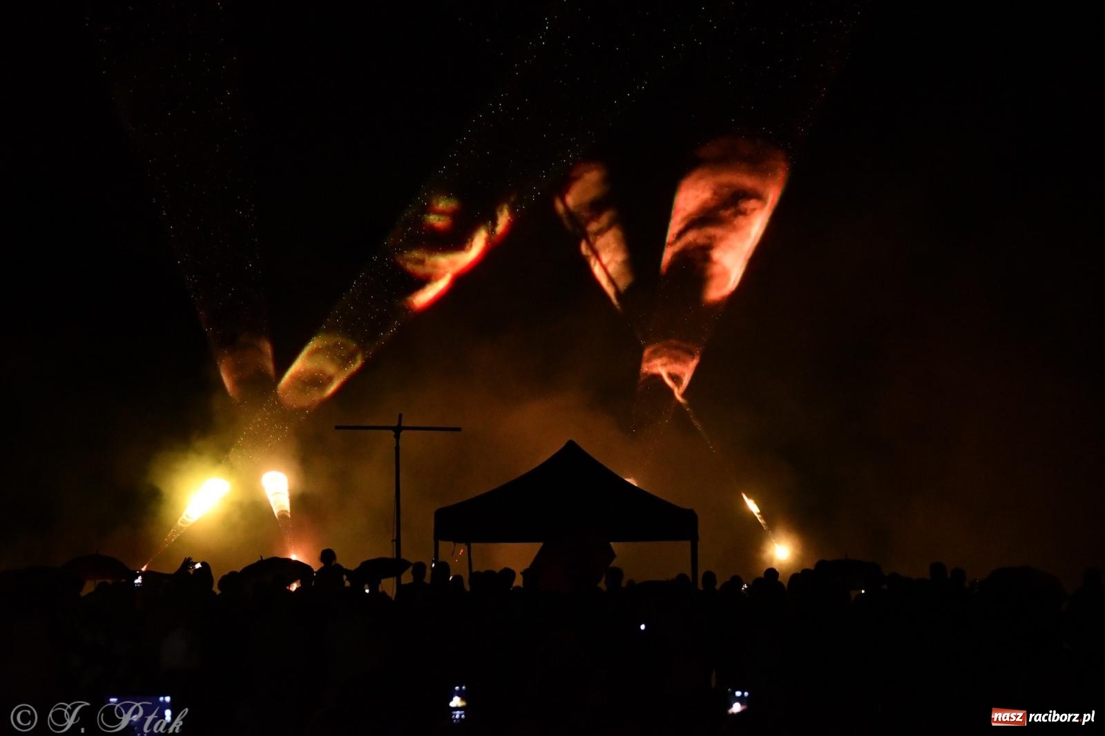 Zdjęcie w galerii na portalu naszraciborz.pl: Gwiezdny szturm i laserowe show w parku im. Miasta Roth wiadomości z regionu