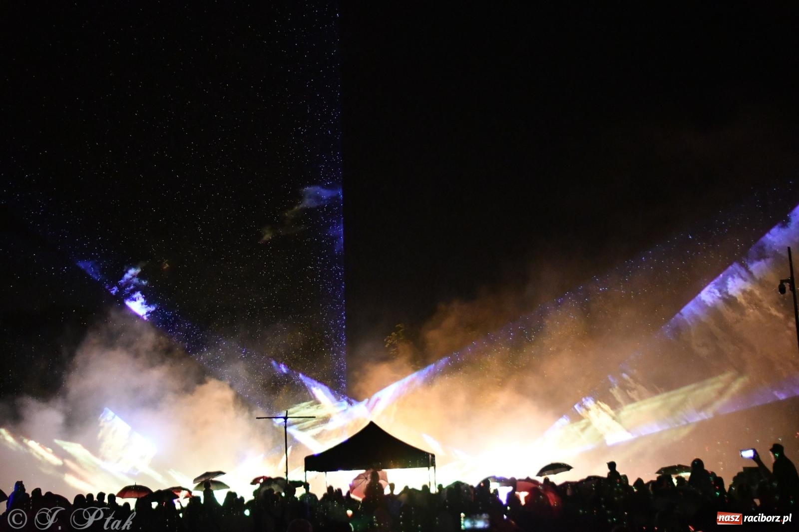 Zdjęcie w galerii na portalu naszraciborz.pl: Gwiezdny szturm i laserowe show w parku im. Miasta Roth wiadomości z regionu