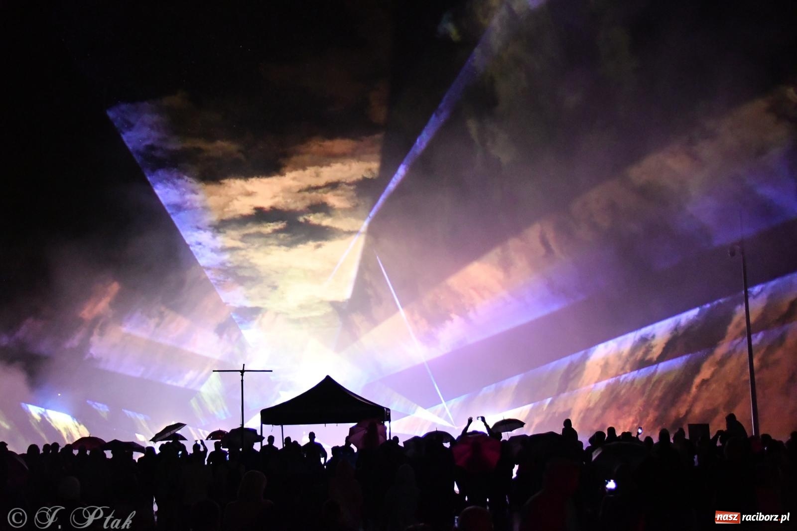 Zdjęcie w galerii na portalu naszraciborz.pl: Gwiezdny szturm i laserowe show w parku im. Miasta Roth wiadomości z regionu