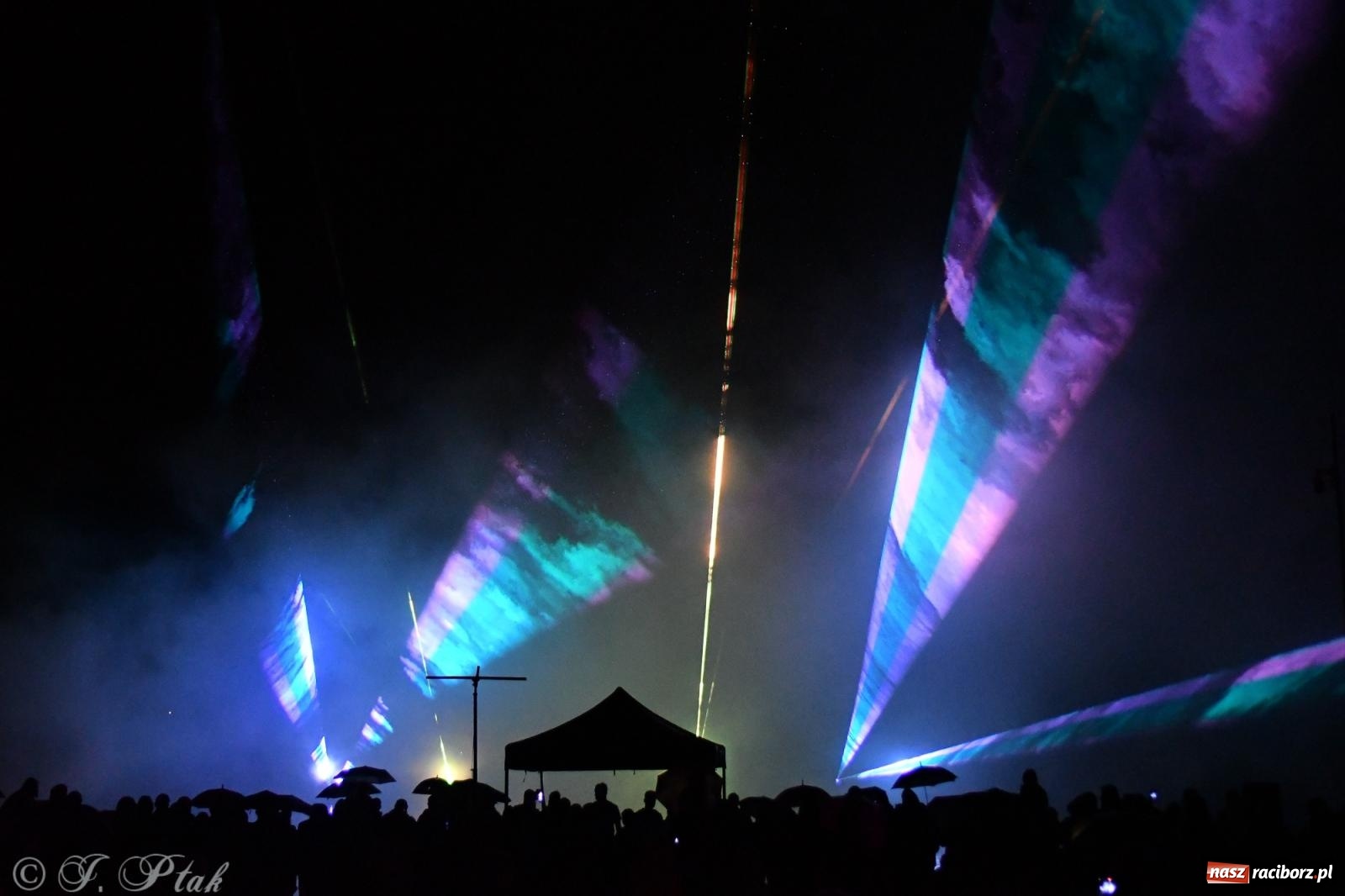 Zdjęcie w galerii na portalu naszraciborz.pl: Gwiezdny szturm i laserowe show w parku im. Miasta Roth wiadomości z regionu