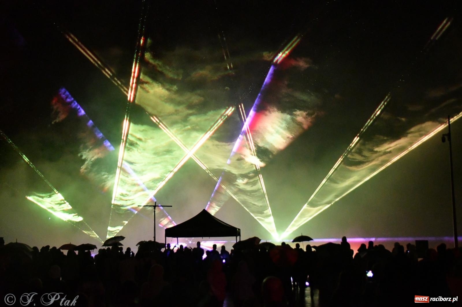 Zdjęcie w galerii na portalu naszraciborz.pl: Gwiezdny szturm i laserowe show w parku im. Miasta Roth wiadomości z regionu