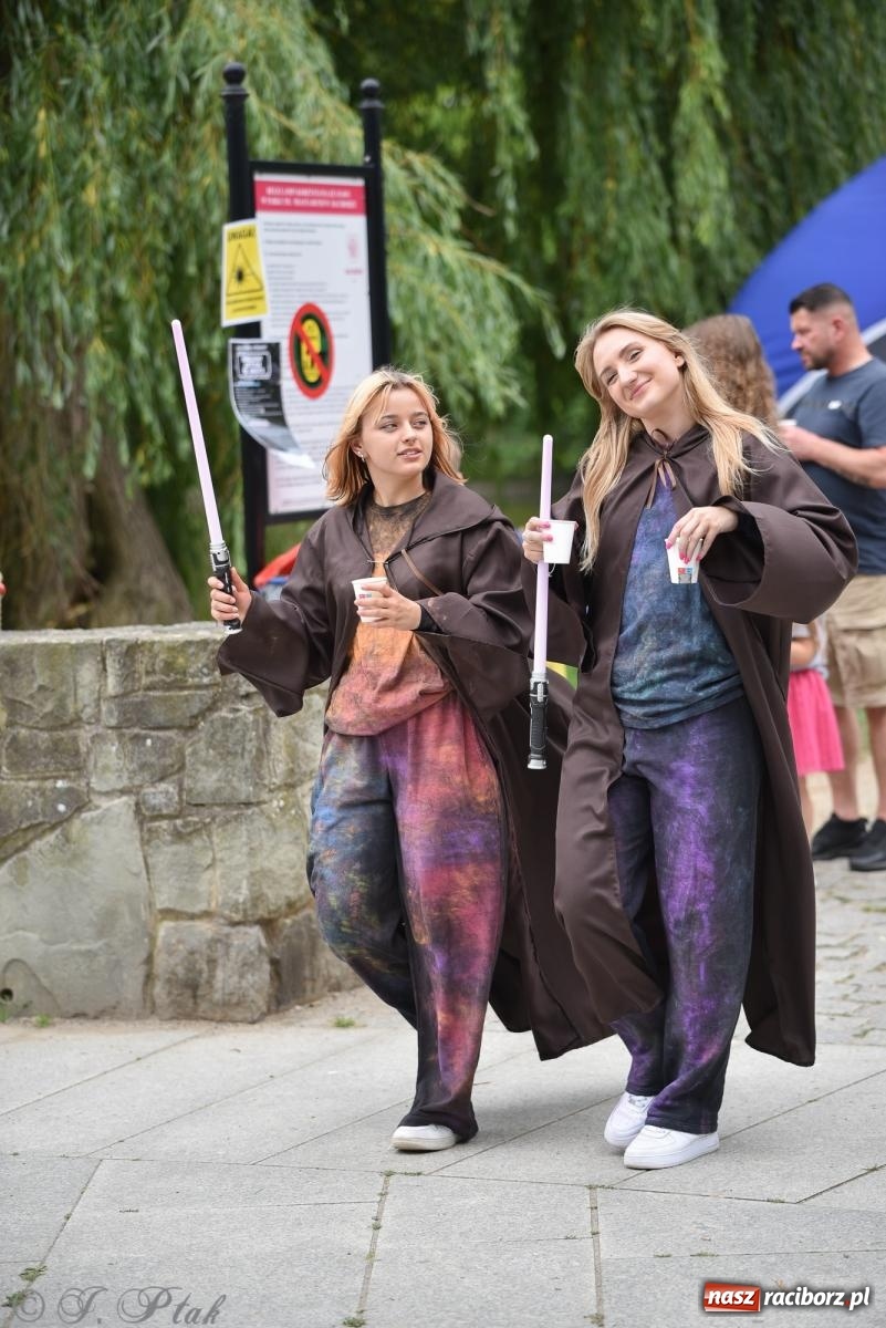 Zdjęcie w galerii na portalu naszraciborz.pl: Mikser, Skaza i świetlne miecze w parku im. Miasta Roth [FOTO i WIDEO] wiadomości z regionu