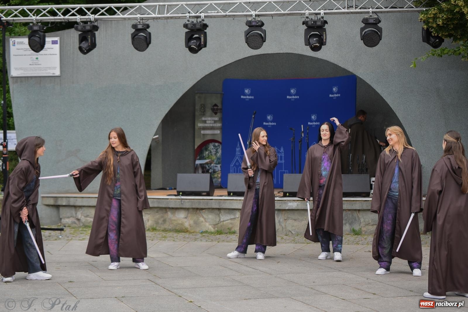 Zdjęcie w galerii na portalu naszraciborz.pl: Mikser, Skaza i świetlne miecze w parku im. Miasta Roth [FOTO i WIDEO] wiadomości z regionu