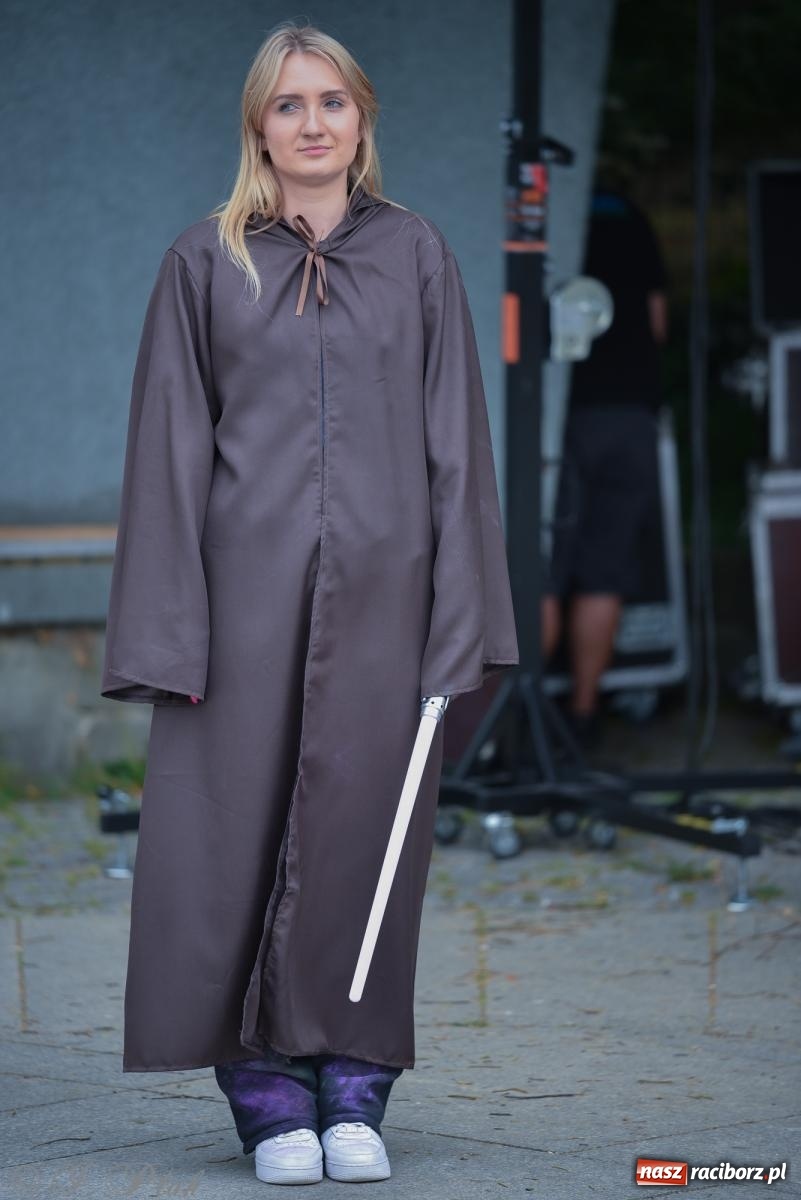 Zdjęcie w galerii na portalu naszraciborz.pl: Mikser, Skaza i świetlne miecze w parku im. Miasta Roth [FOTO i WIDEO] wiadomości z regionu