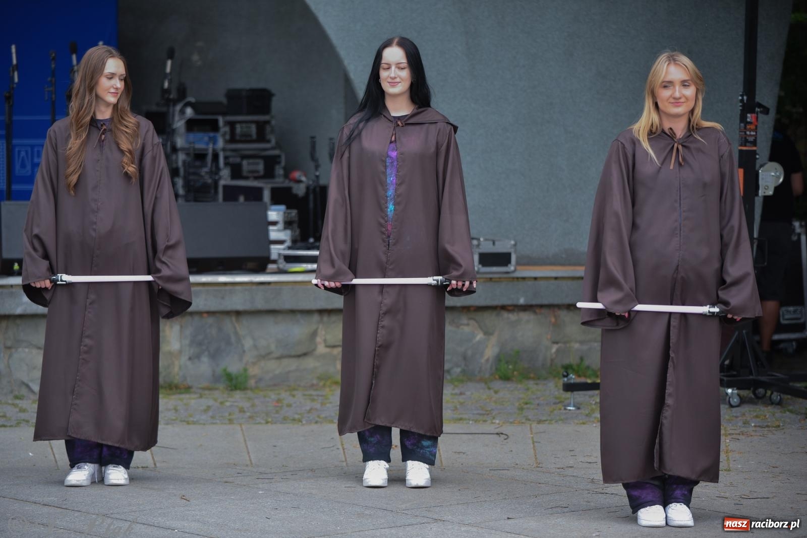 Zdjęcie w galerii na portalu naszraciborz.pl: Mikser, Skaza i świetlne miecze w parku im. Miasta Roth [FOTO i WIDEO] wiadomości z regionu