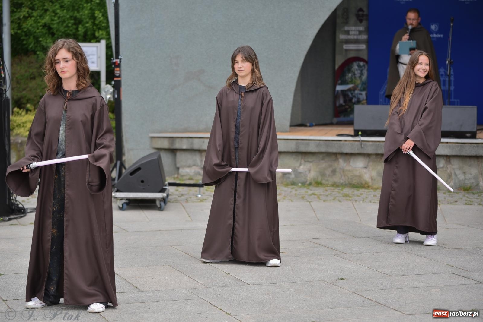 Zdjęcie w galerii na portalu naszraciborz.pl: Mikser, Skaza i świetlne miecze w parku im. Miasta Roth [FOTO i WIDEO] wiadomości z regionu