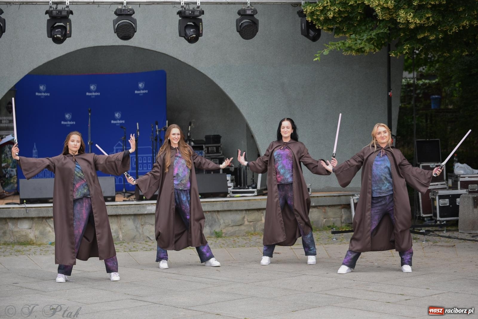 Zdjęcie w galerii na portalu naszraciborz.pl: Mikser, Skaza i świetlne miecze w parku im. Miasta Roth [FOTO i WIDEO] wiadomości z regionu