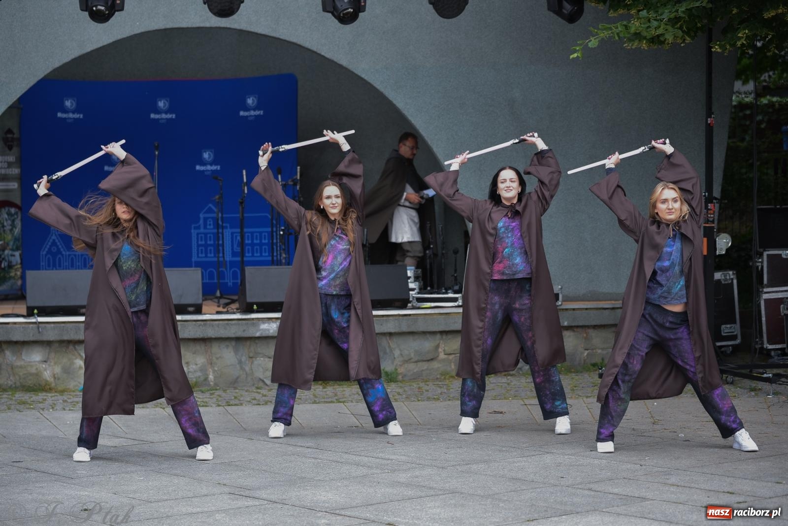 Zdjęcie w galerii na portalu naszraciborz.pl: Mikser, Skaza i świetlne miecze w parku im. Miasta Roth [FOTO i WIDEO] wiadomości z regionu