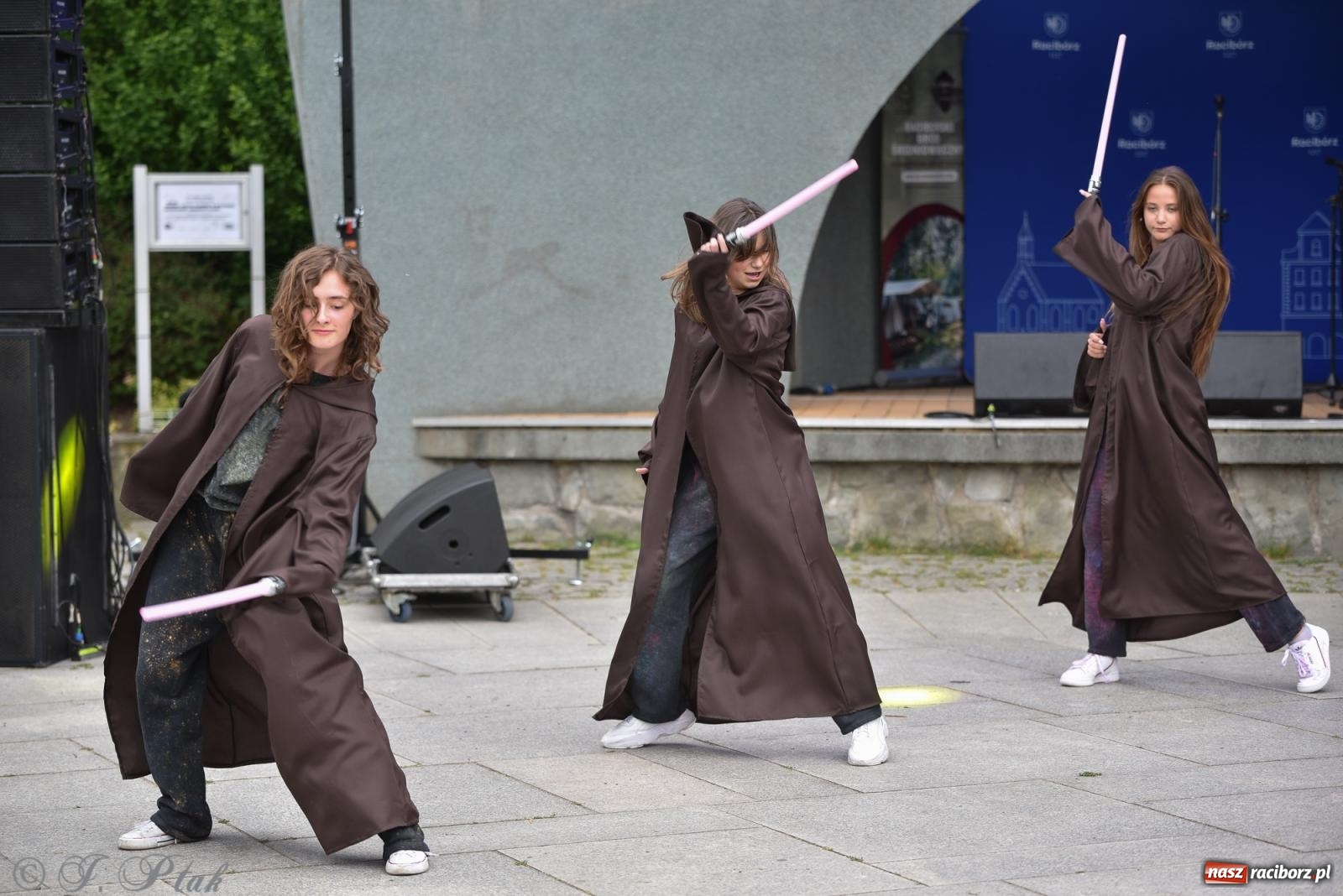 Zdjęcie w galerii na portalu naszraciborz.pl: Mikser, Skaza i świetlne miecze w parku im. Miasta Roth [FOTO i WIDEO] wiadomości z regionu