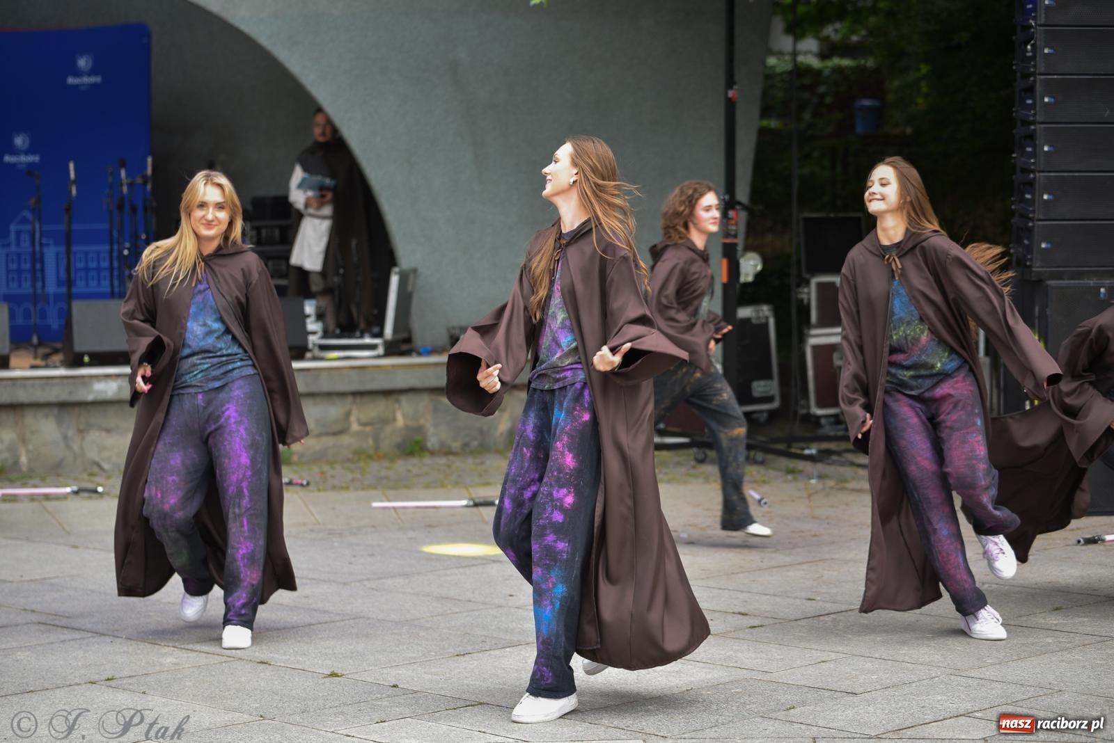 Zdjęcie w galerii na portalu naszraciborz.pl: Mikser, Skaza i świetlne miecze w parku im. Miasta Roth [FOTO i WIDEO] wiadomości z regionu