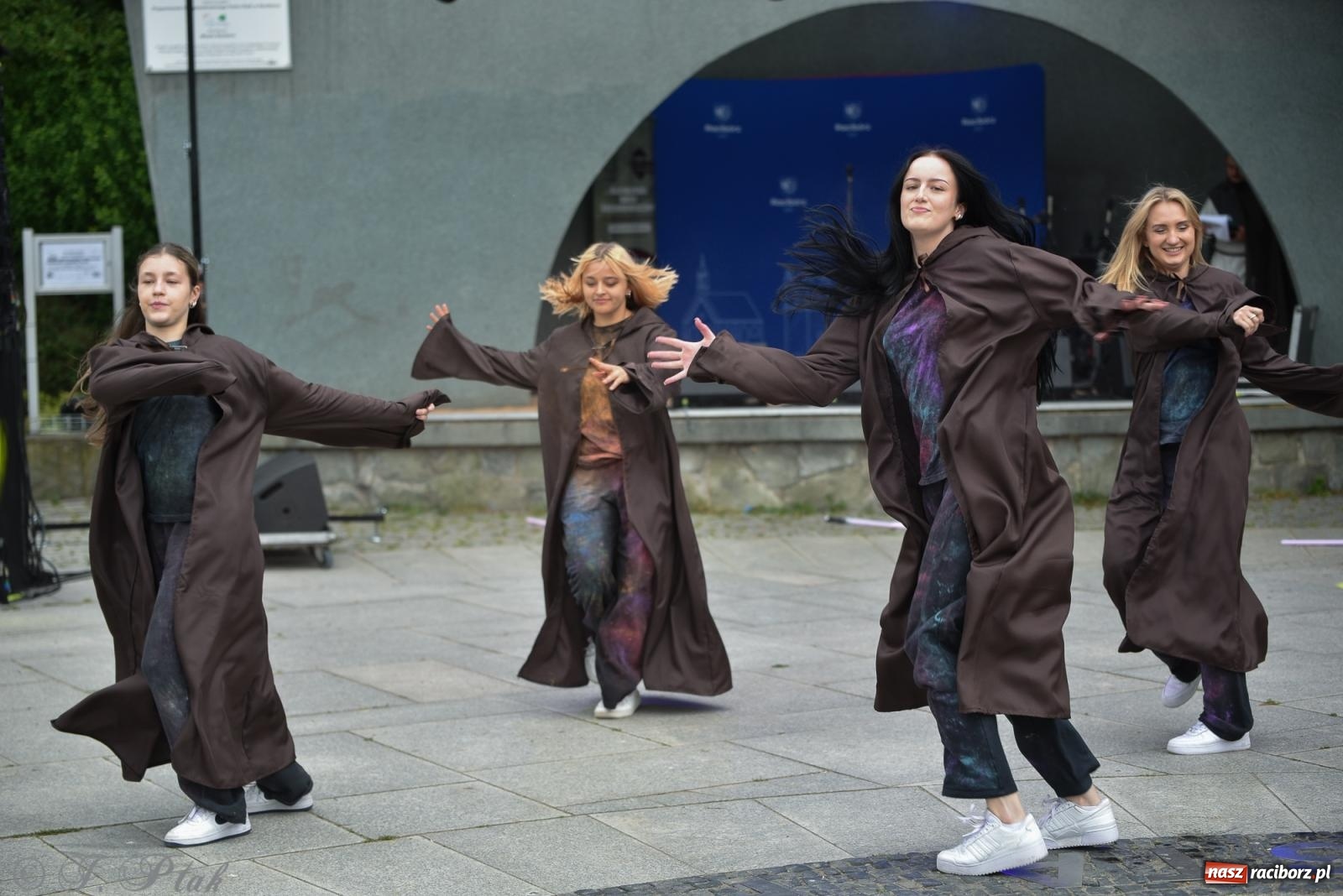 Zdjęcie w galerii na portalu naszraciborz.pl: Mikser, Skaza i świetlne miecze w parku im. Miasta Roth [FOTO i WIDEO] wiadomości z regionu