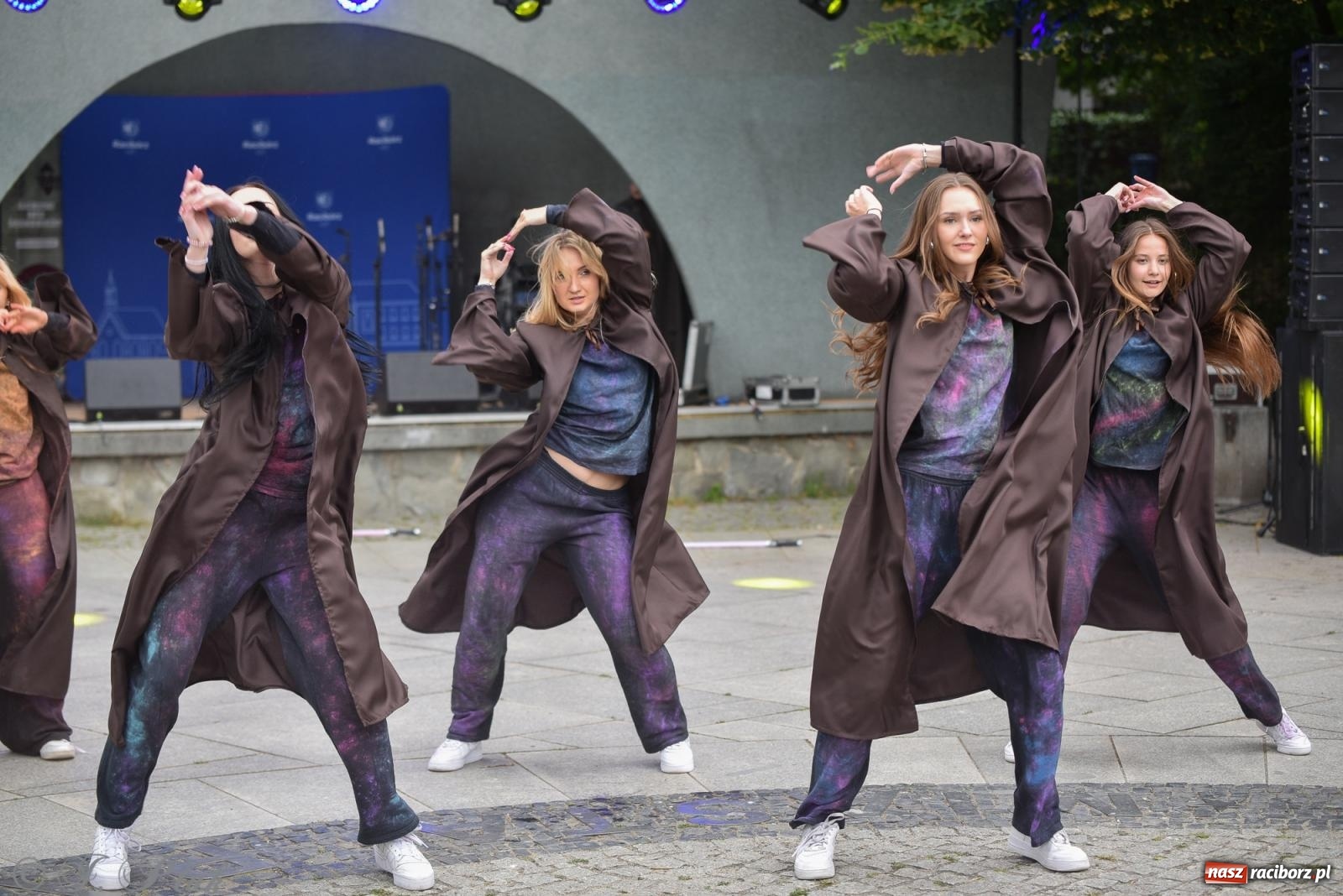 Zdjęcie w galerii na portalu naszraciborz.pl: Mikser, Skaza i świetlne miecze w parku im. Miasta Roth [FOTO i WIDEO] wiadomości z regionu