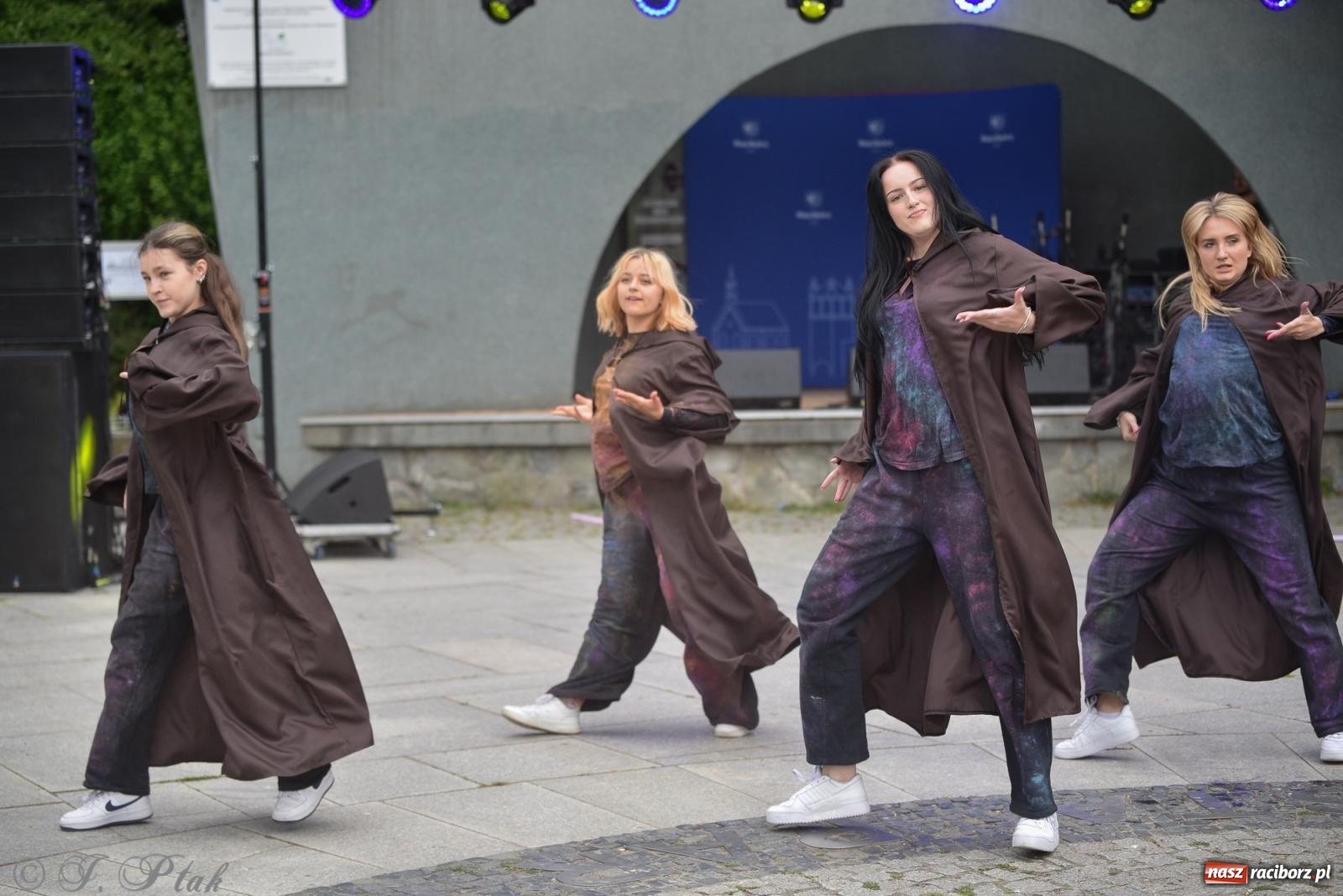 Zdjęcie w galerii na portalu naszraciborz.pl: Mikser, Skaza i świetlne miecze w parku im. Miasta Roth [FOTO i WIDEO] wiadomości z regionu