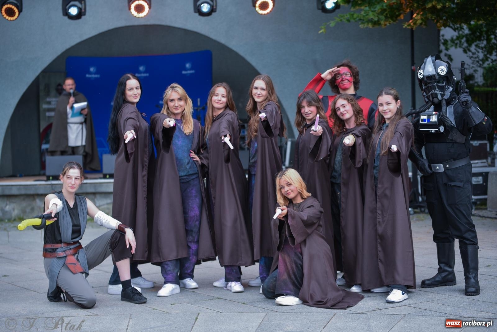 Zdjęcie w galerii na portalu naszraciborz.pl: Mikser, Skaza i świetlne miecze w parku im. Miasta Roth [FOTO i WIDEO] wiadomości z regionu