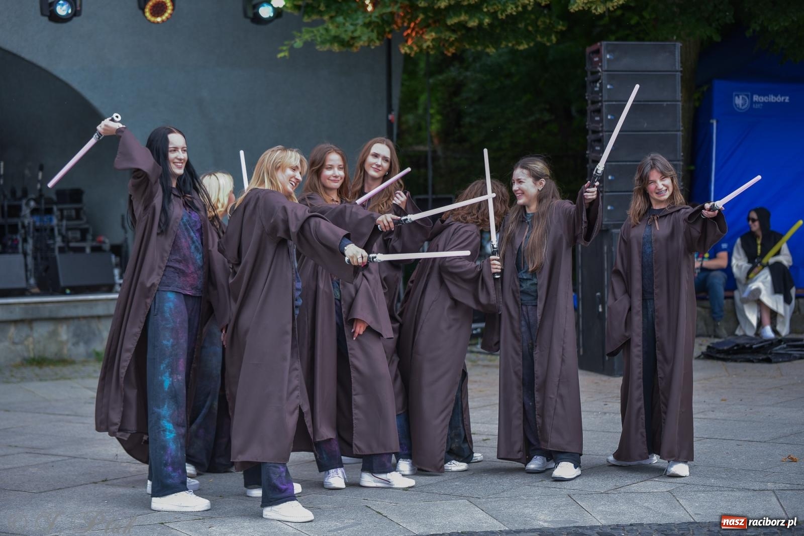 Zdjęcie w galerii na portalu naszraciborz.pl: Mikser, Skaza i świetlne miecze w parku im. Miasta Roth [FOTO i WIDEO] wiadomości z regionu