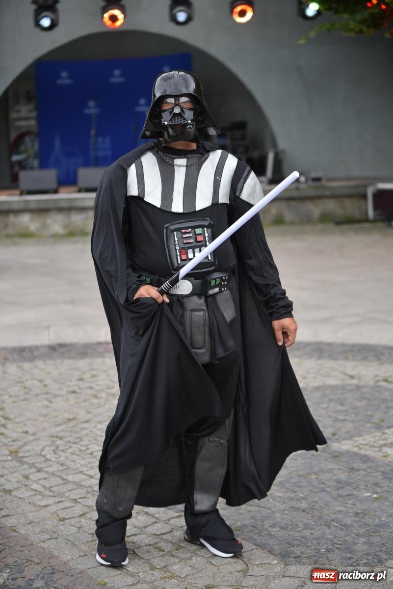 Zdjęcie w galerii na portalu naszraciborz.pl: Mikser, Skaza i świetlne miecze w parku im. Miasta Roth [FOTO i WIDEO] wiadomości z regionu