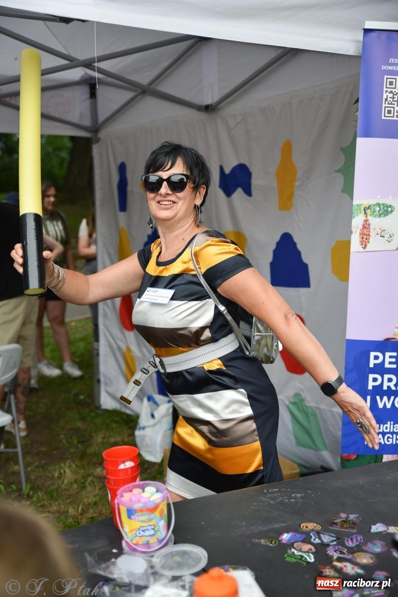 Zdjęcie w galerii na portalu naszraciborz.pl: Mikser, Skaza i świetlne miecze w parku im. Miasta Roth [FOTO i WIDEO] wiadomości z regionu
