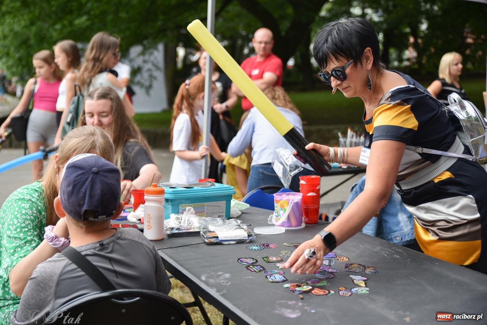 Zdjęcie w galerii na portalu naszraciborz.pl: Mikser, Skaza i świetlne miecze w parku im. Miasta Roth [FOTO i WIDEO] wiadomości z regionu