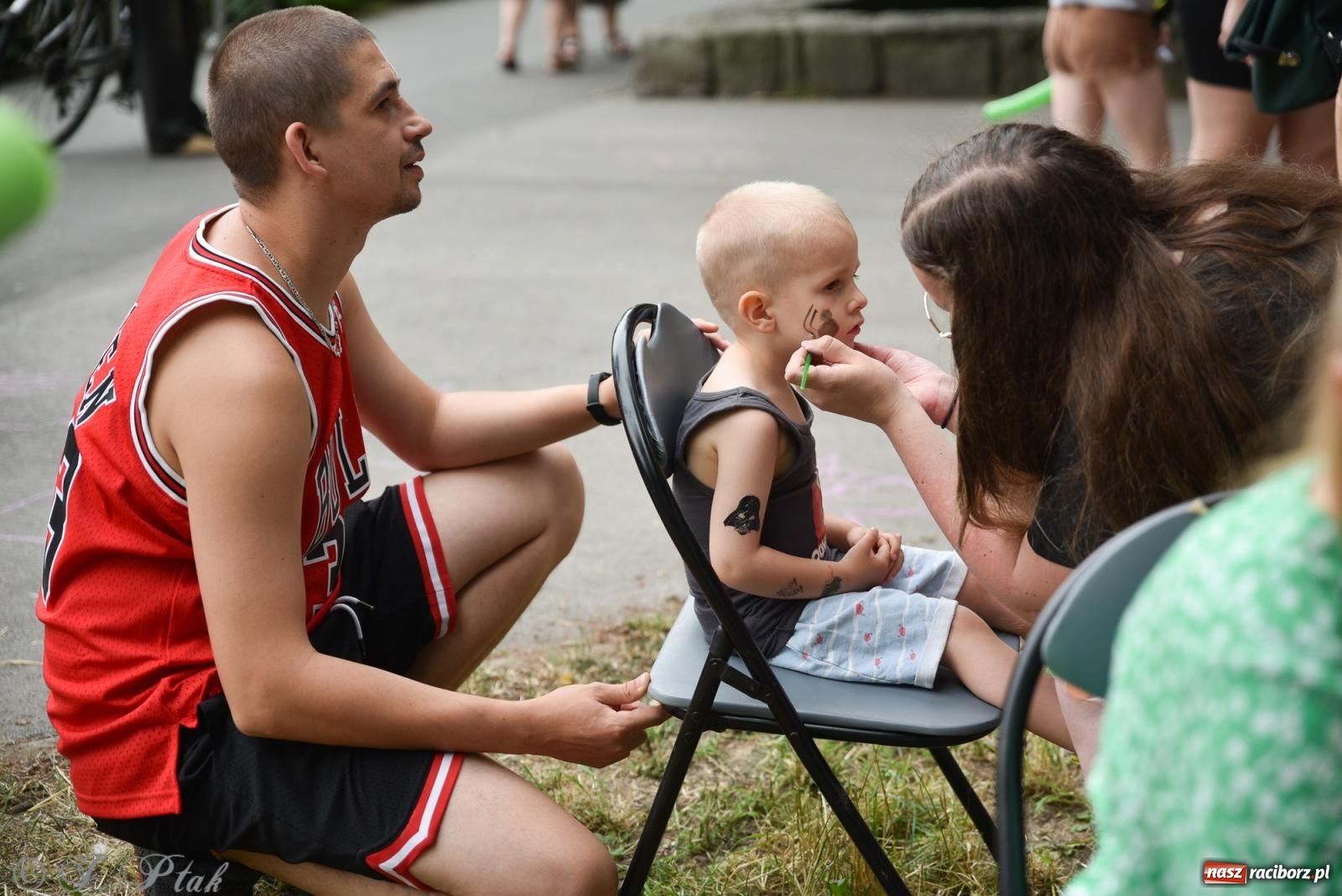 Zdjęcie w galerii na portalu naszraciborz.pl: Mikser, Skaza i świetlne miecze w parku im. Miasta Roth [FOTO i WIDEO] wiadomości z regionu