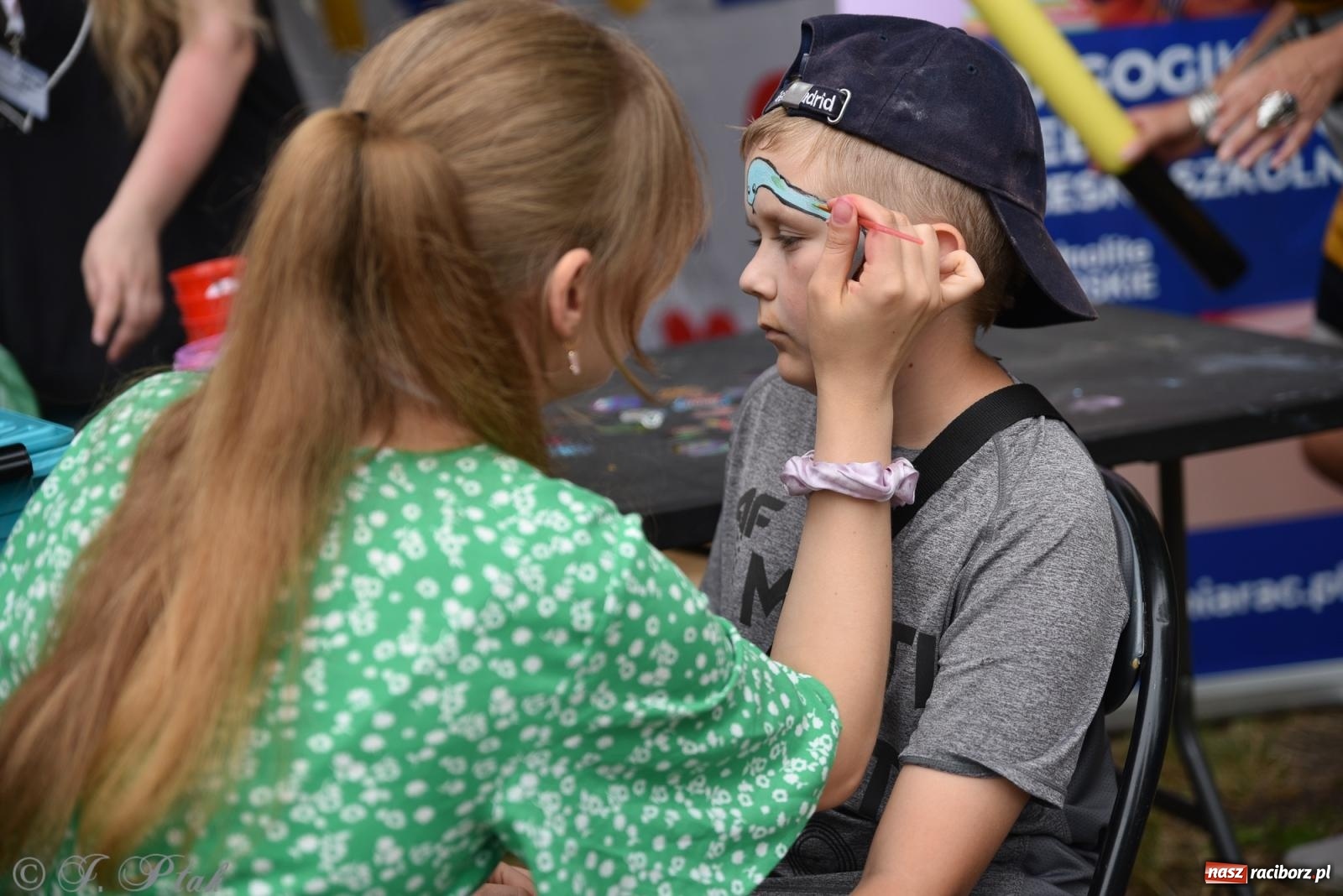 Zdjęcie w galerii na portalu naszraciborz.pl: Mikser, Skaza i świetlne miecze w parku im. Miasta Roth [FOTO i WIDEO] wiadomości z regionu