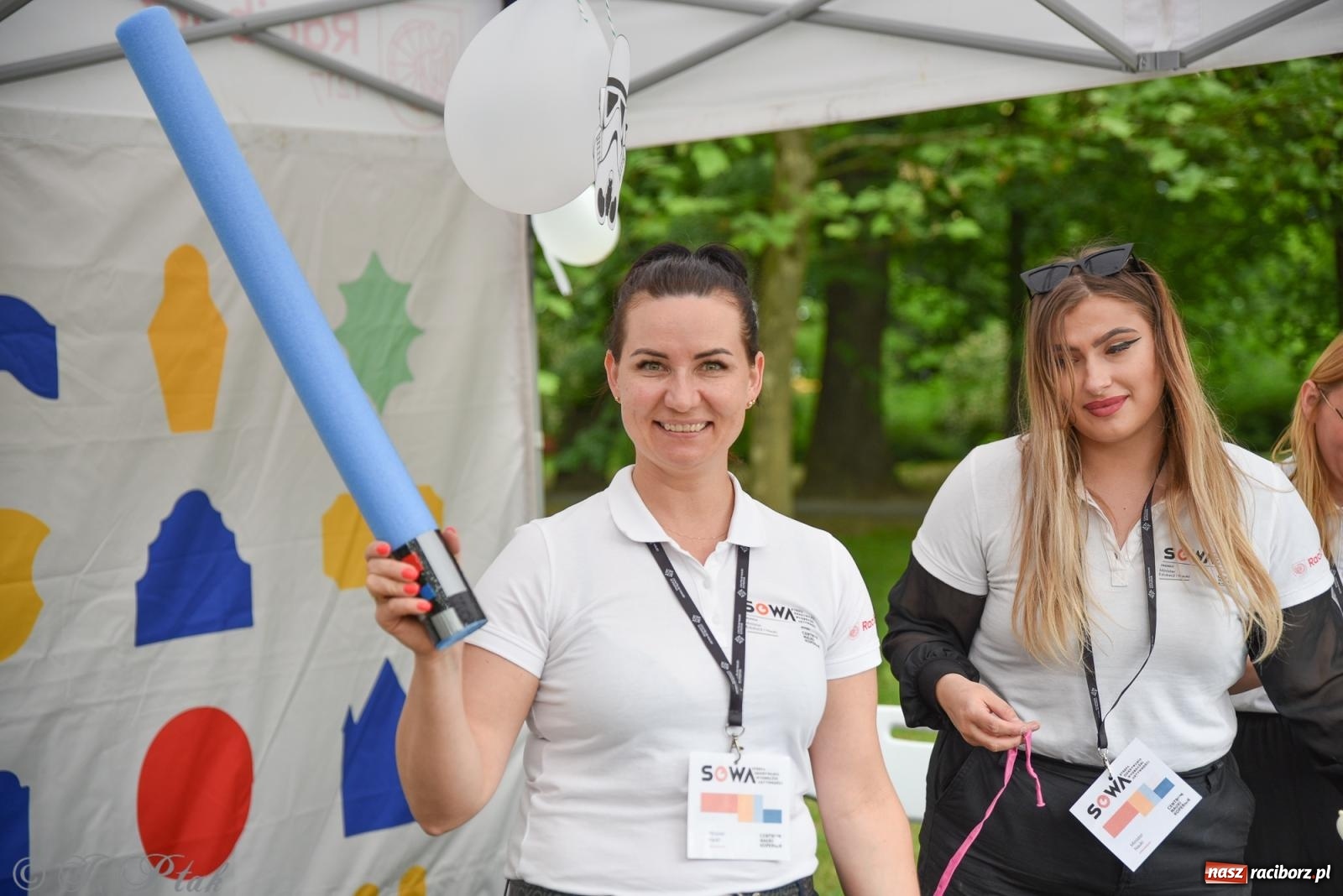 Zdjęcie w galerii na portalu naszraciborz.pl: Mikser, Skaza i świetlne miecze w parku im. Miasta Roth [FOTO i WIDEO] wiadomości z regionu