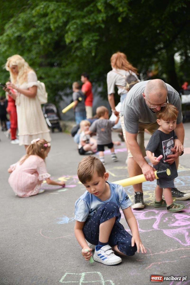 Zdjęcie w galerii na portalu naszraciborz.pl: Mikser, Skaza i świetlne miecze w parku im. Miasta Roth [FOTO i WIDEO] wiadomości z regionu