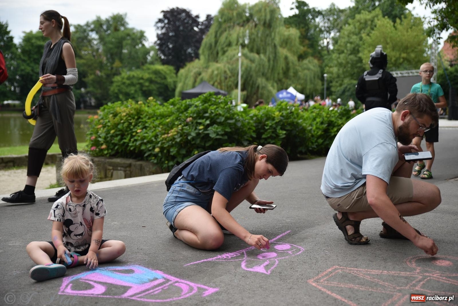 Zdjęcie w galerii na portalu naszraciborz.pl: Mikser, Skaza i świetlne miecze w parku im. Miasta Roth [FOTO i WIDEO] wiadomości z regionu
