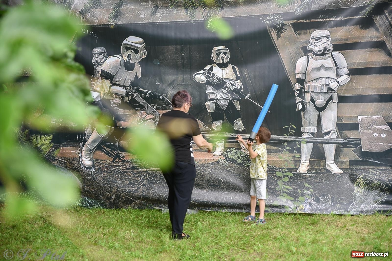 Zdjęcie w galerii na portalu naszraciborz.pl: Mikser, Skaza i świetlne miecze w parku im. Miasta Roth [FOTO i WIDEO] wiadomości z regionu