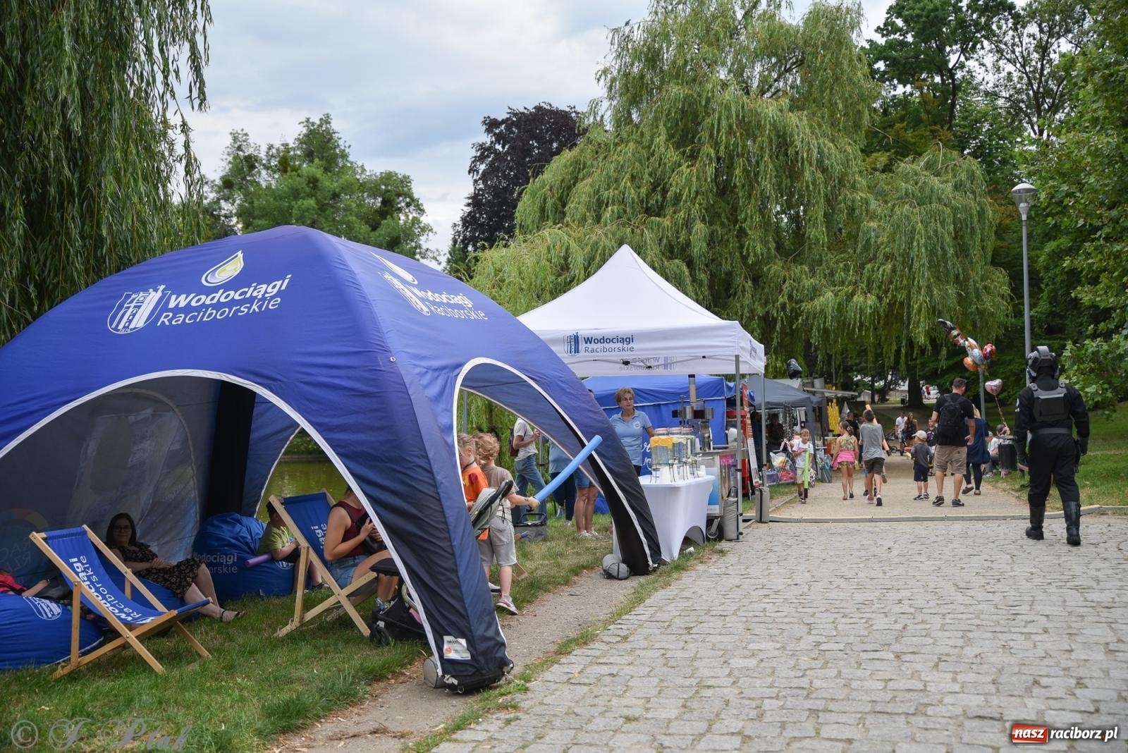 Zdjęcie w galerii na portalu naszraciborz.pl: Mikser, Skaza i świetlne miecze w parku im. Miasta Roth [FOTO i WIDEO] wiadomości z regionu