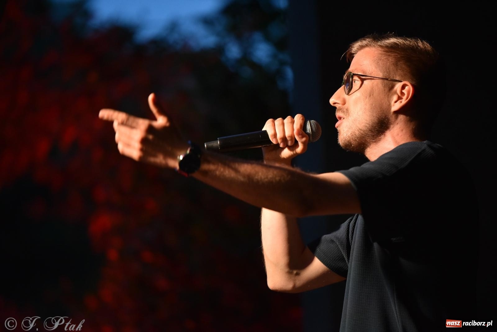 Zdjęcie w galerii na portalu naszraciborz.pl: Mikser, Skaza i świetlne miecze w parku im. Miasta Roth [FOTO i WIDEO] wiadomości z regionu
