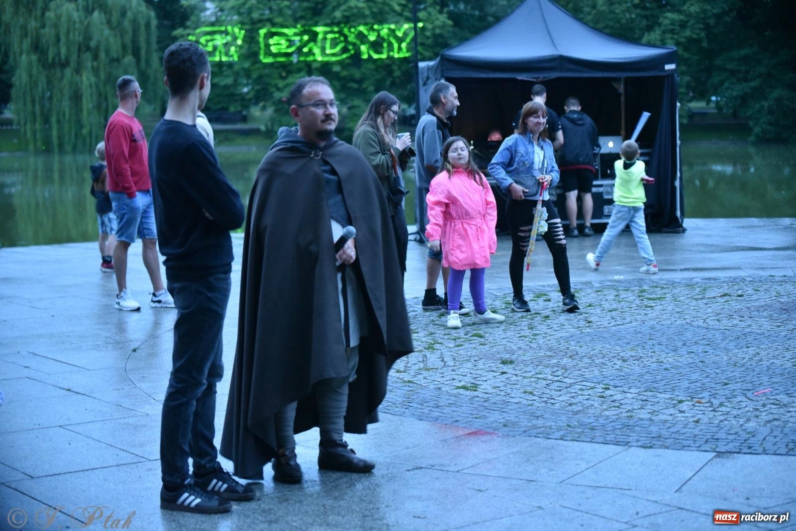 Zdjęcie w galerii na portalu naszraciborz.pl: Mikser, Skaza i świetlne miecze w parku im. Miasta Roth [FOTO i WIDEO] wiadomości z regionu