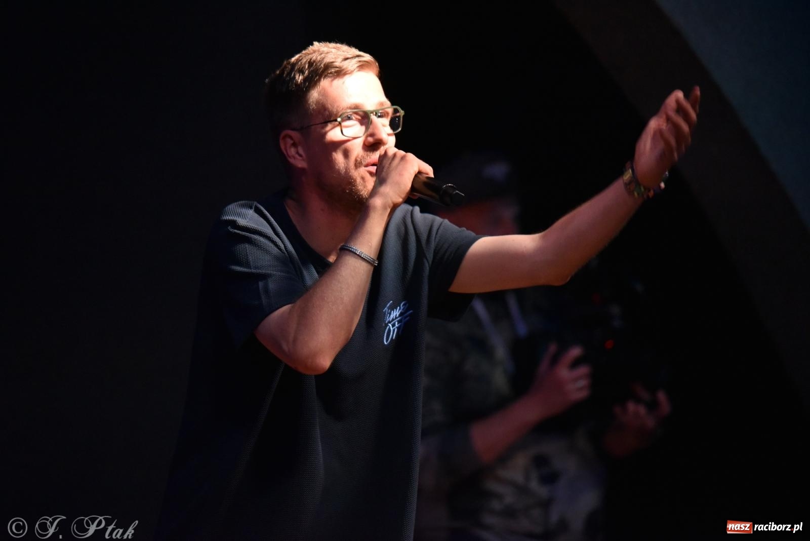 Zdjęcie w galerii na portalu naszraciborz.pl: Mikser, Skaza i świetlne miecze w parku im. Miasta Roth [FOTO i WIDEO] wiadomości z regionu